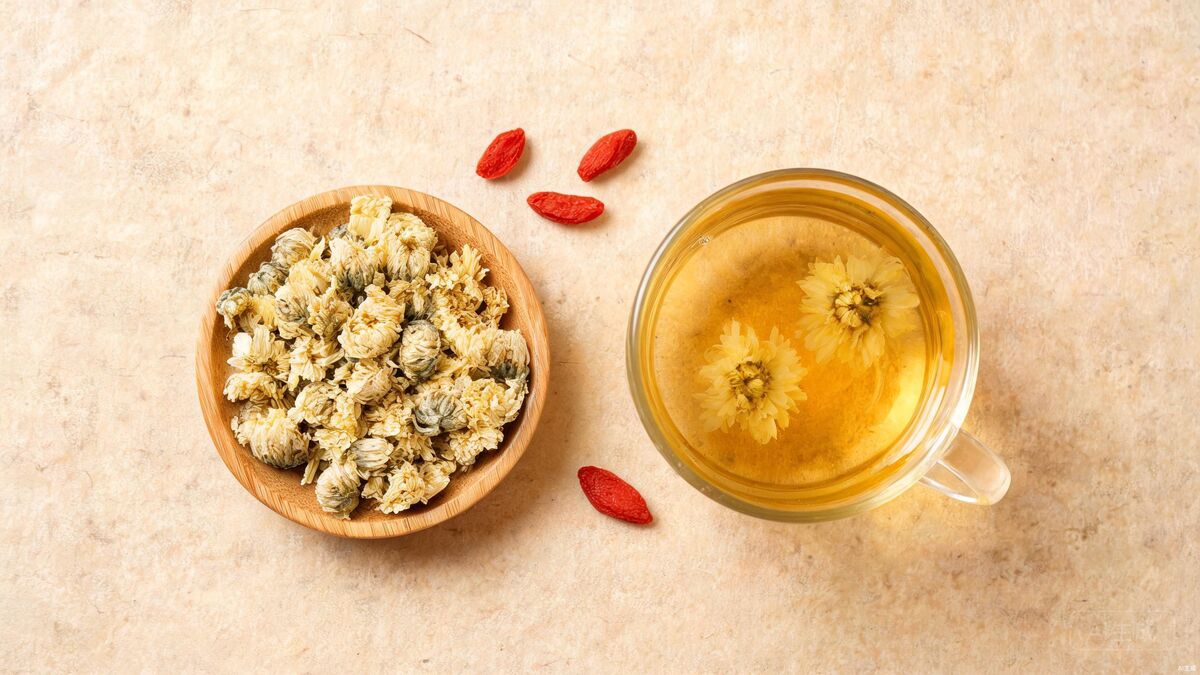 Chrysanthemum tea (Ju Hua) — pale golden herbal tea with dried flowers